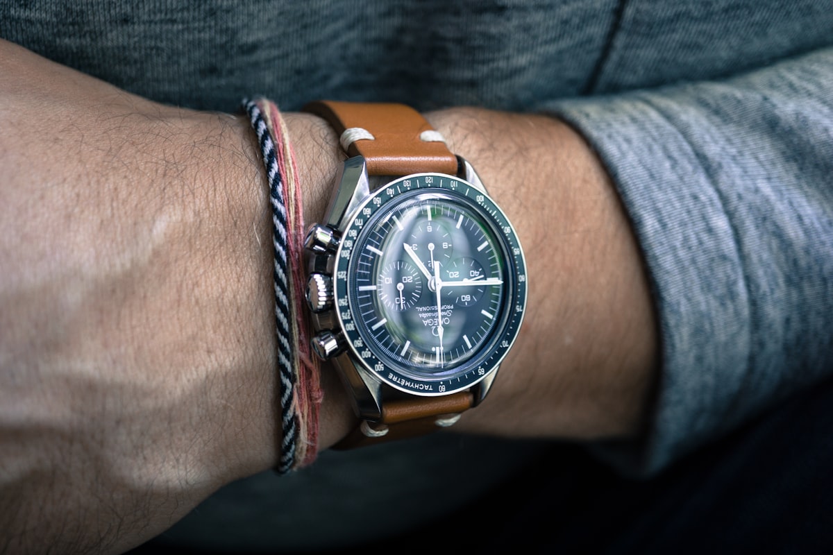 Montre de manufacture posée sur un plateau